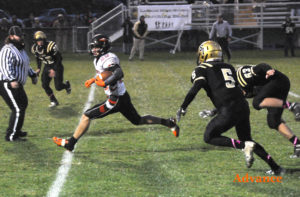Michael Karsten scored the first Huron touchdown on this 32-yard run on the opening drive. (Photo by Richard Lamb)